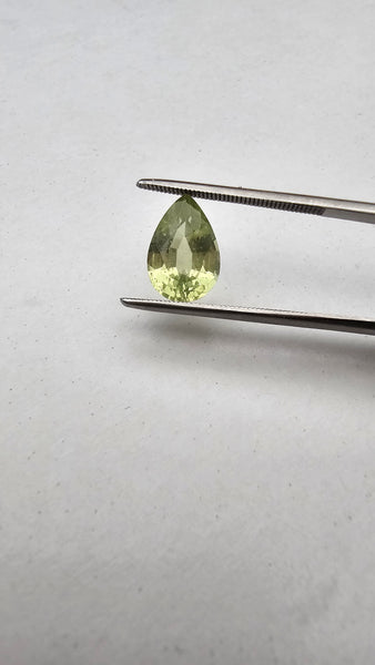 2.829ct Natural Yellow Green Sapphire unheated